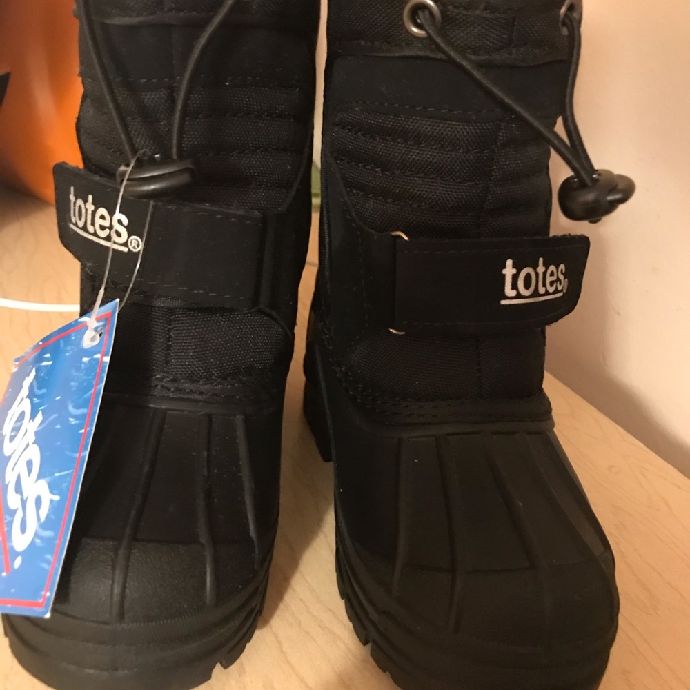 Toddler size 8 black Winter boots. Totes brand.